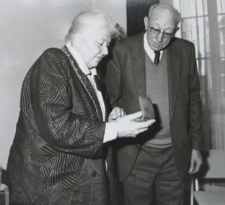 862101 Afbeelding van de uitreiking van de zilveren stadsmedaille door burgemeester mevr. drs. M.W.M. Vos-van Gortel ...